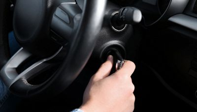 Quando premi la frizione prima di partire? Il trucco che salva il motore