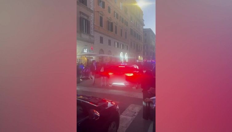 Si inceppa l'auto del Papa, subito il cambio su quella di scorta