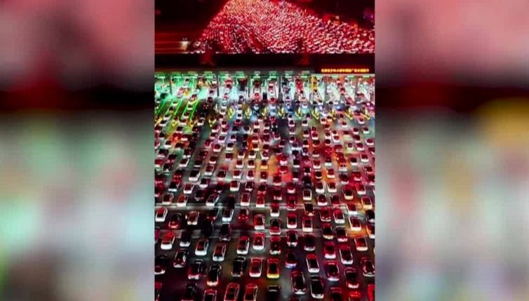 Chilometri di veicoli in coda al casello autostradale piu' grande della Cina