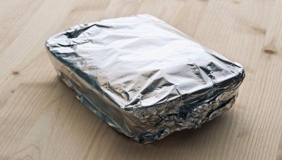 Come usare l’alluminio in cucina e i cibi da non avvolgere mai