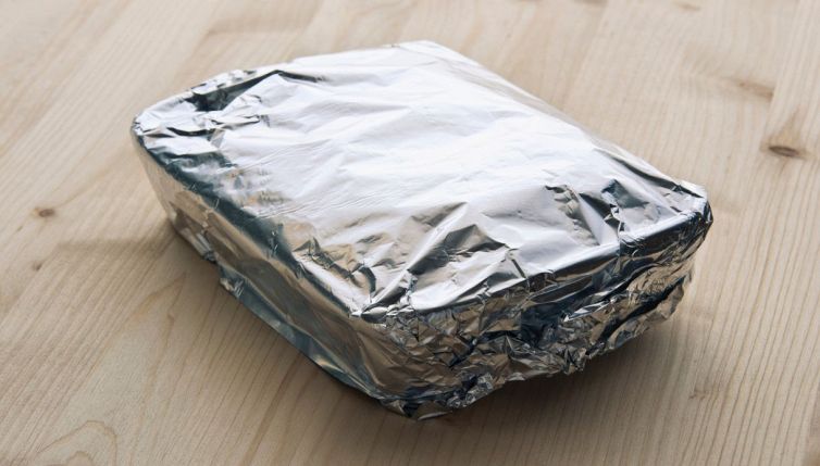 Come usare l’alluminio in cucina e i cibi da non avvolgere mai