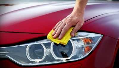 Fari dell'auto opachi: come lucidarli con il dentifricio