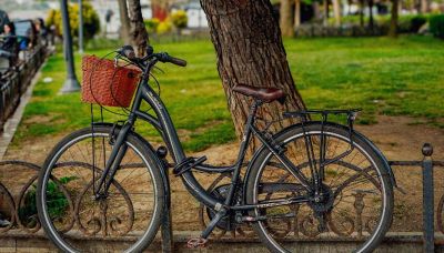 Non incatenare la bici al palo, potresti ricevere una multa