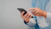 Il cellulare ci spia davvero? L’inchiesta sul microfono nascosto