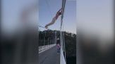 Fa il fenomeno col volteggio sul ponte: il finale è disastroso