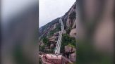 Le incredibili scale mobili per raggiungere la vetta della montagna