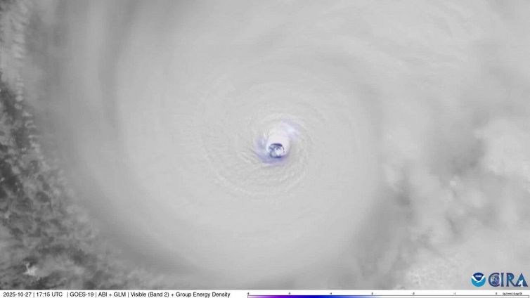 Fulmini nell'occhio dell'uragano Melissa: il video è ipnotico