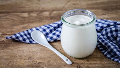 Capelli sani con lo yogurt: benefici e miti da sfatare