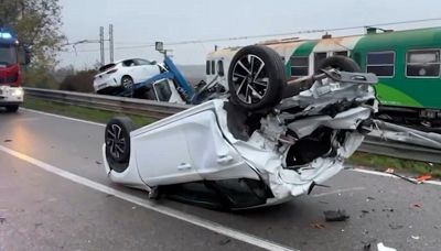 Scontro tra bisarca e treno, strage sfiorata nel Ferrarese