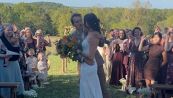 Al matrimonio lo sposo bacia la sposa quando arriva la sorpresa