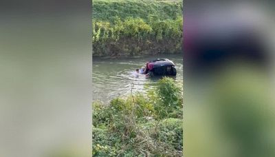 Finisce nel canale con l'auto: salvato da due passanti