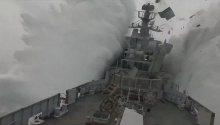 Il sottomarino distrugge la nave: il video è impressionante