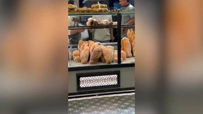 Orrore dal fornaio ecco chi spunta tra i panini