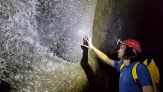 Scoperta una mega colonia di ragni in una grotta di zolfo