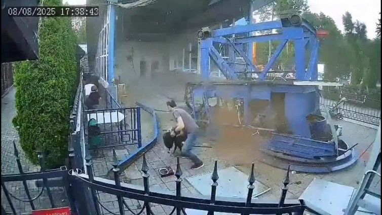 Incidente da brividi al parco giochi: crolla seggiovia