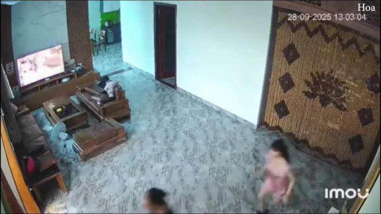 Sulla casa piomba il tifone: crolla tutto