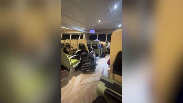 La traversata col traghetto sul mare forza 8 è un incubo