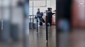 Bagaglio fuori misura: donna impazzisce all'aeroporto. Il video è virale