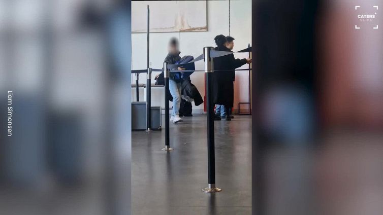 Bagaglio fuori misura: donna impazzisce all'aeroporto. Il video è virale