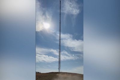 La spettacolare demolizione dell'antenna radio di 120 metri