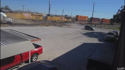 Il tir si blocca sui binari: il treno lo travolge