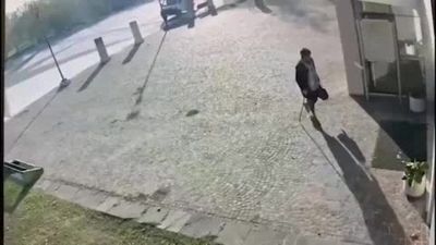 Si traveste come la madre morta per riscuoterne la pensione