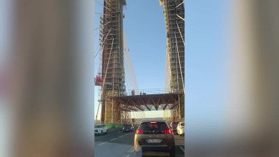 Panico sul ponte: dall'alto piomba wc in mezzo al traffico