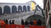 Si schianta contro il Ponte di Rialto con barcone, distrutta antica balaustra