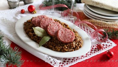 Cotechino e lenticchie: storia del cibo portafortuna di Capodanno