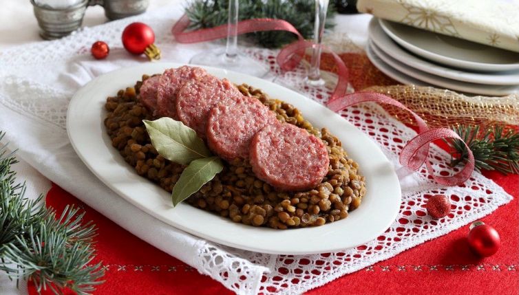 Cotechino e lenticchie: storia del cibo portafortuna di Capodanno