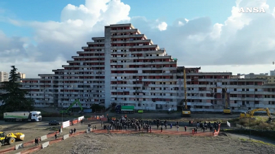 E' iniziata la demolizione della Vela Rossa a Scampia, le immagini dal drone