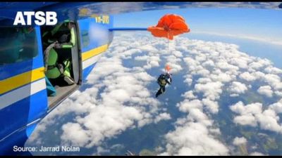 Incidente da brividi, paracadutista resta appeso alla coda dell'aereo