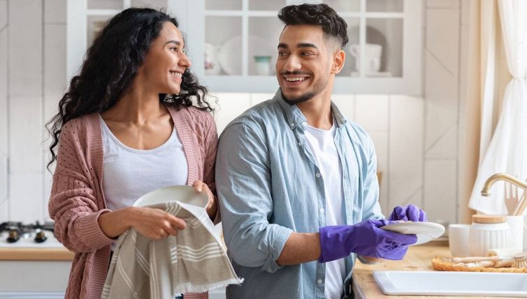 L’uomo che lava i piatti è felice: lo dice uno studio svedese