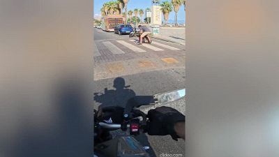 Povero bambino: il papà imbranato combina un disastro col passeggino