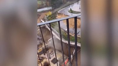 Pioggia provoca disastro: crolla strada non autorizzata