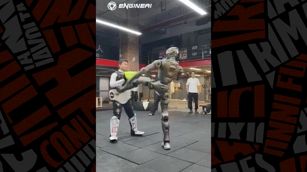 Il robot stende li suo creatore