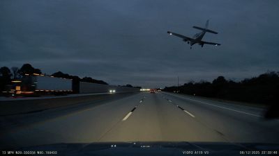 Aereo atterra su autostrada e colpisce auto: il drammatico video