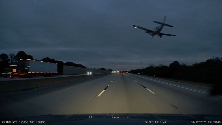 Aereo atterra su autostrada e colpisce auto: il drammatico video