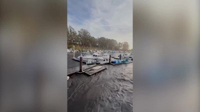 L'onda anomala travolge il pontile del porto: le immagini da paura