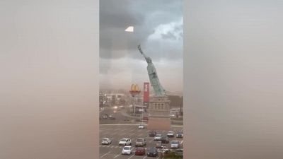 Vento troppo forte: crolla copia della Statua della Libertà