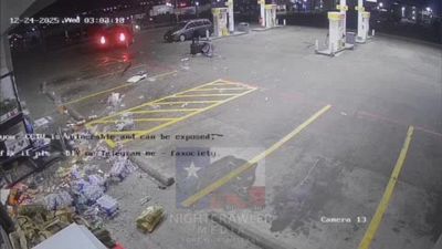 Provano a rubare il bancomat col pick-up e devastano tutto