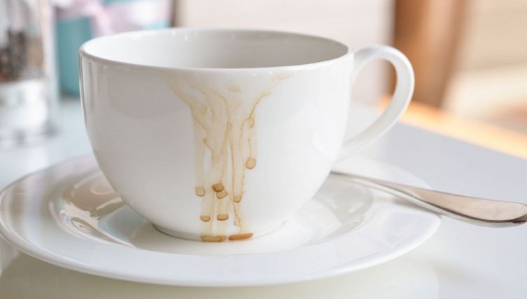 Macchie sulla ceramica: tutti i trucchi per mandarle via