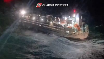 Maltempo, nave cargo rischia naufragio sugli scogli nel sud Sardegna