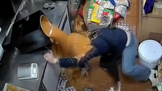 Disastro in cucina: si fa lo shampoo con il sugo