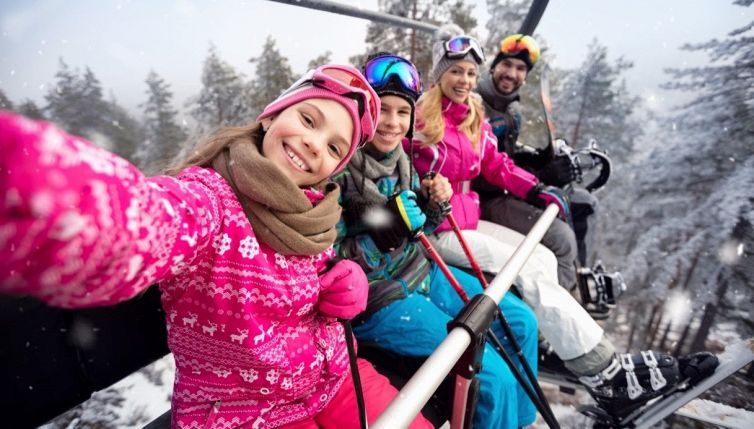 Bambini sulla neve: qual è l’età giusta per cominciare a sciare?