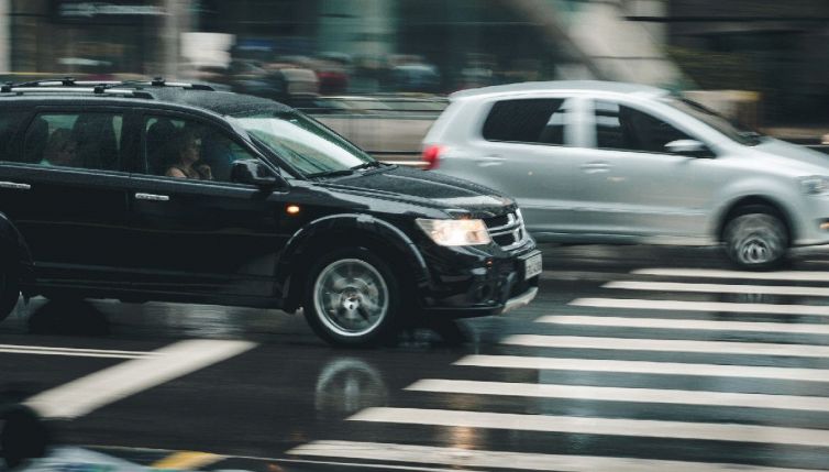 Luce verde sul cofano delle auto: a cosa servirà