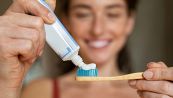 Per lavare i denti bagni lo spazzolino? Forse stai sbagliando