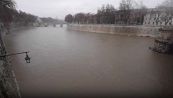 Roma sotto la pioggia: il Tevere esonda e copre le banchine. Video