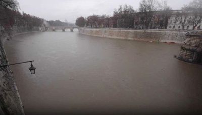 Roma sotto la pioggia: il Tevere esonda e copre le banchine. Video