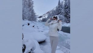 Si mette in posa ma dietro di lei incombe l'ondata mortale